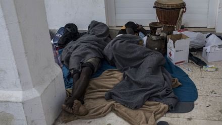 Buenos días, aunque no para todos. Así despiertan cada día doscientas personas en España. Trabajadores del campo que malvivían en chabolas que se incendiaron. Dos semanas sin solución institucional  y sin ocupar portadas. Su condena: ser negros, pobres y migrantes.
