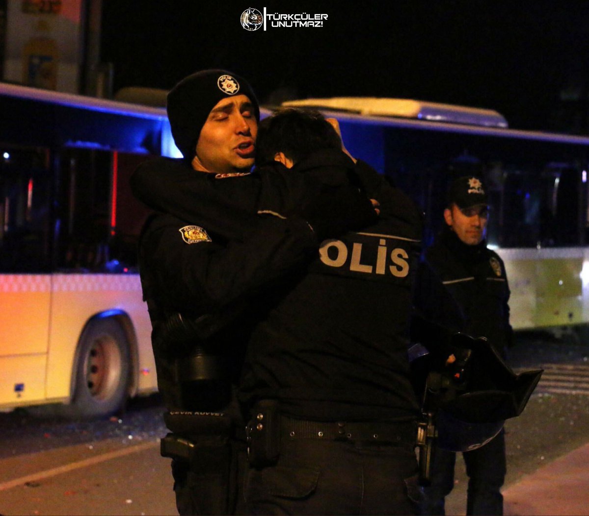TTAarsiv's tweet photo. Şu fotoğrafı aklımdan silemiyorum.
TİM 47 ÖLÜMSÜZDÜR!
#TürkçülerUnutmaz https://t.co/irvbmLHRpi