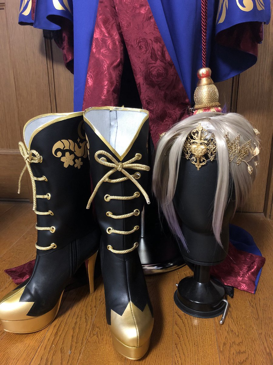 sinoyuki_1111's tweet photo. ヴィル様のポムフィオーレ寮服完成しました👑
柄の切り出しとても大変だったけど納得のいく衣装が作れました！隠れミッキーも探してね🍎 https://t.co/tXD7eIU60T