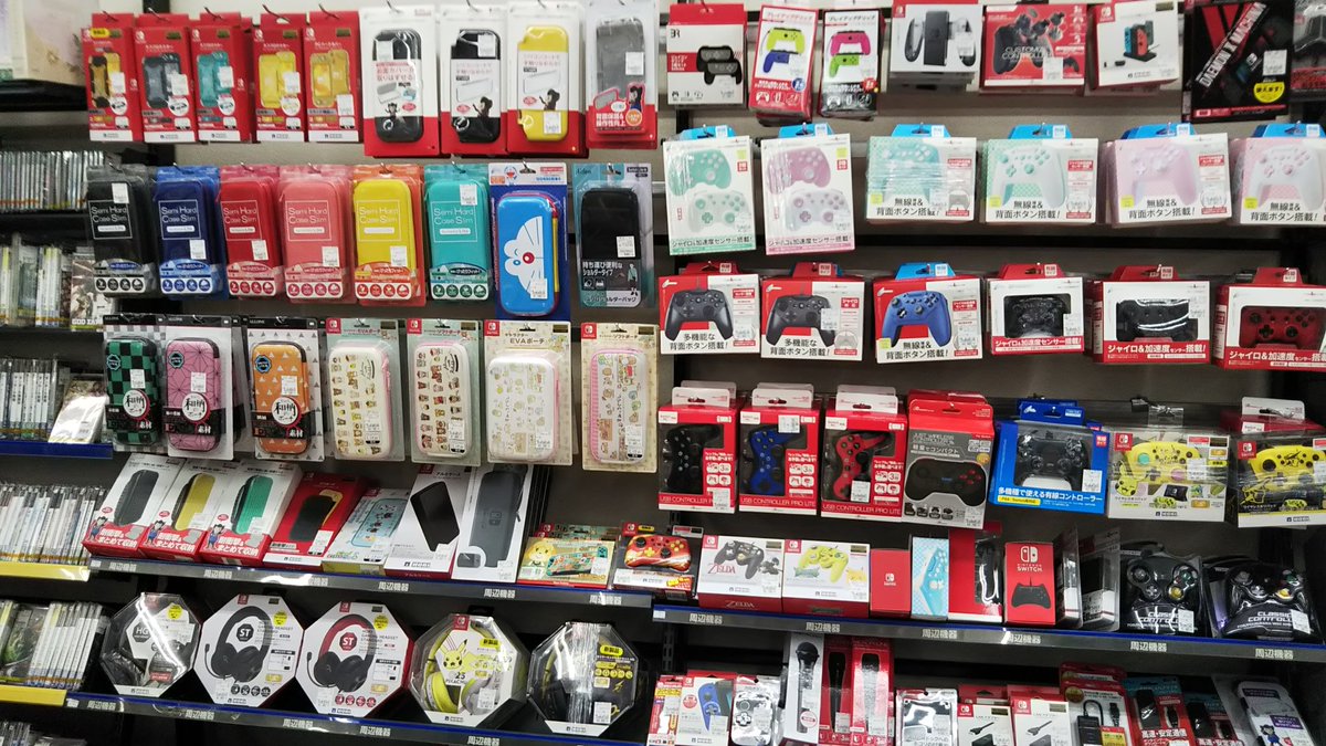 古本市場志木店 Switch周辺機器売場 見やすく拡張しました 複数プレイに各種コントローラ 色々持ち出せるポーチ ネット対戦に便利なヘッドセット エイムを向上させるアシストリング などなど ゲームお役立ちグッズ たくさんあります 今