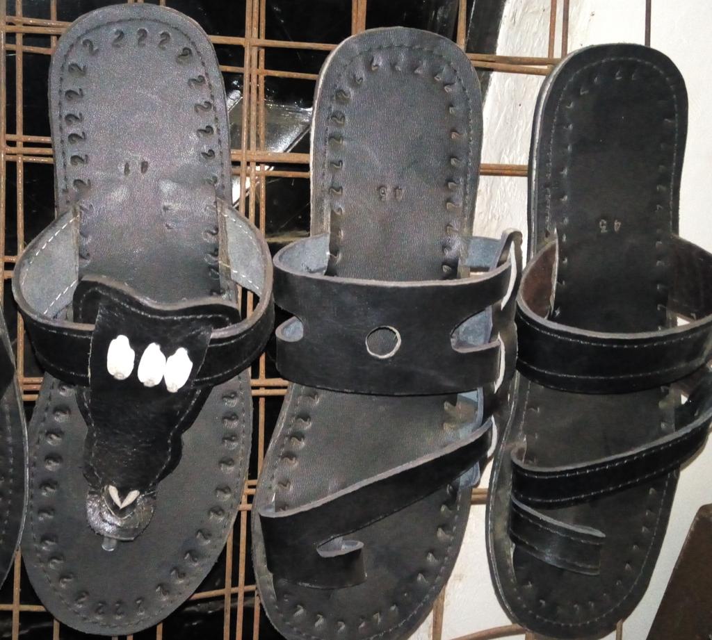 ecybellah's tweet photo. 👡viatu vya shanga na ngozi OG.👡 Jinsia na Rika zote
Weka odder ya ua na designe uipendayo tutakutengenezea kulingana na mahitaji yako 
*Jumla 13,000/=
*Rejareja 15,000/=
Mikoani tunatuma kwa gharama za mteja .
Arusha free delivery .
::0658243144
Karibu @ecybellah Tukuhudumie. https://t.co/ulxsxopLJC