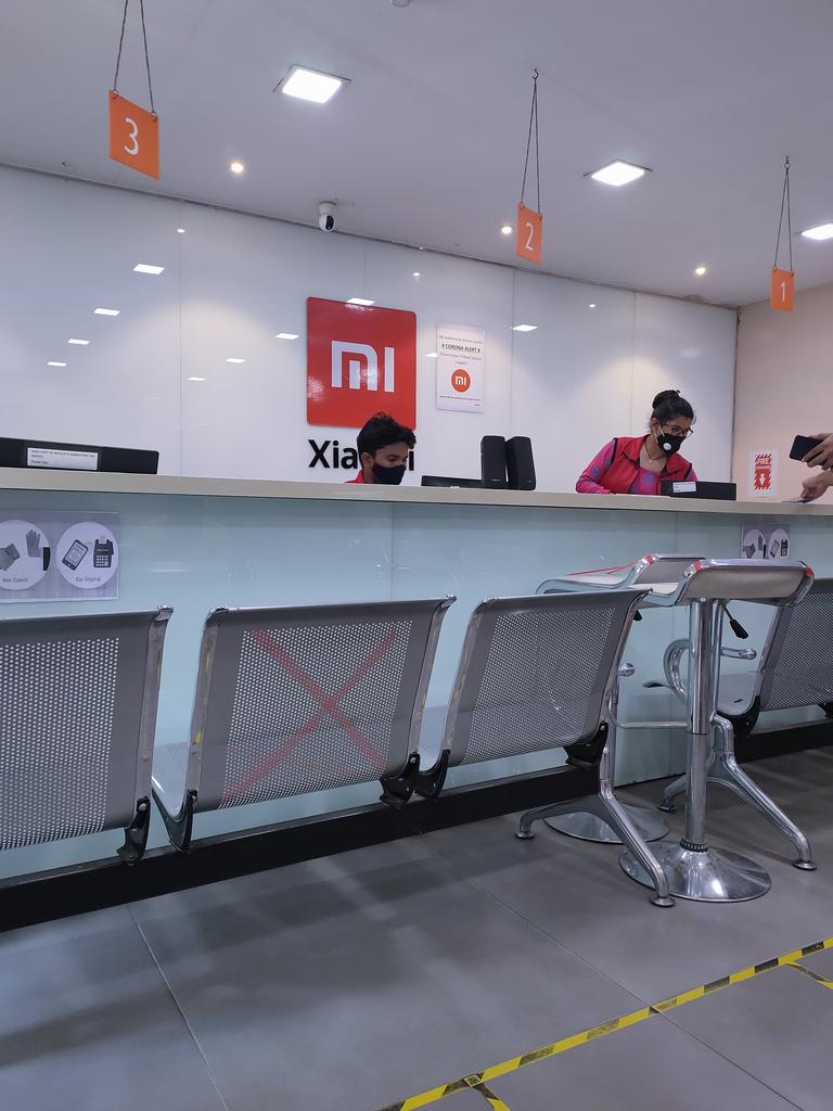 saaquib_neyazi's tweet photo. Iska bhi maza le he lia hai humne, aagye hai #PocoM2Pro 33W charger replacement leney stock is not available (as expected) Good maintainace of social distancing. Make sure, if you are visiting Mi Service centre book an online appointment first. #MiService overall a good service https://t.co/tMexypr9ow