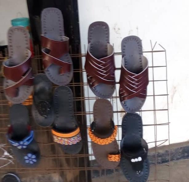 ecybellah's tweet photo. 👡viatu vya shanga na ngozi OG.👡 Jinsia na Rika zote
Weka odder ya ua na designe uipendayo tutakutengenezea kulingana na mahitaji yako 
*Jumla 13,000/=
*Rejareja 15,000/=
Mikoani tunatuma kwa gharama za mteja .
Arusha free delivery .
::0658243144
Karibu @ecybellah Tukuhudumie. https://t.co/LVSH6QLvUu