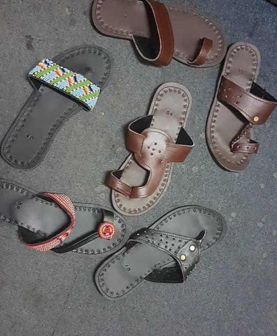 ecybellah's tweet photo. 👡viatu vya shanga na ngozi OG.👡 Jinsia na Rika zote
Weka odder ya ua na designe uipendayo tutakutengenezea kulingana na mahitaji yako 
*Jumla 13,000/=
*Rejareja 15,000/=
Mikoani tunatuma kwa gharama za mteja .
Arusha free delivery .
::0658243144
Karibu @ecybellah Tukuhudumie. https://t.co/LVSH6QLvUu
