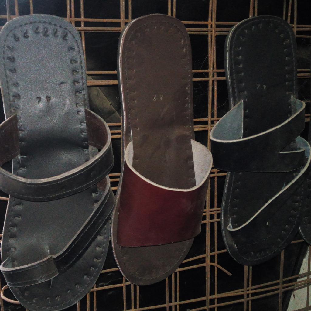 ecybellah's tweet photo. 👡viatu vya shanga na ngozi OG.👡 Jinsia na Rika zote
Weka odder ya ua na designe uipendayo tutakutengenezea kulingana na mahitaji yako 
*Jumla 13,000/=
*Rejareja 15,000/=
Mikoani tunatuma kwa gharama za mteja .
Arusha free delivery .
::0658243144
Karibu @ecybellah Tukuhudumie. https://t.co/ulxsxopLJC