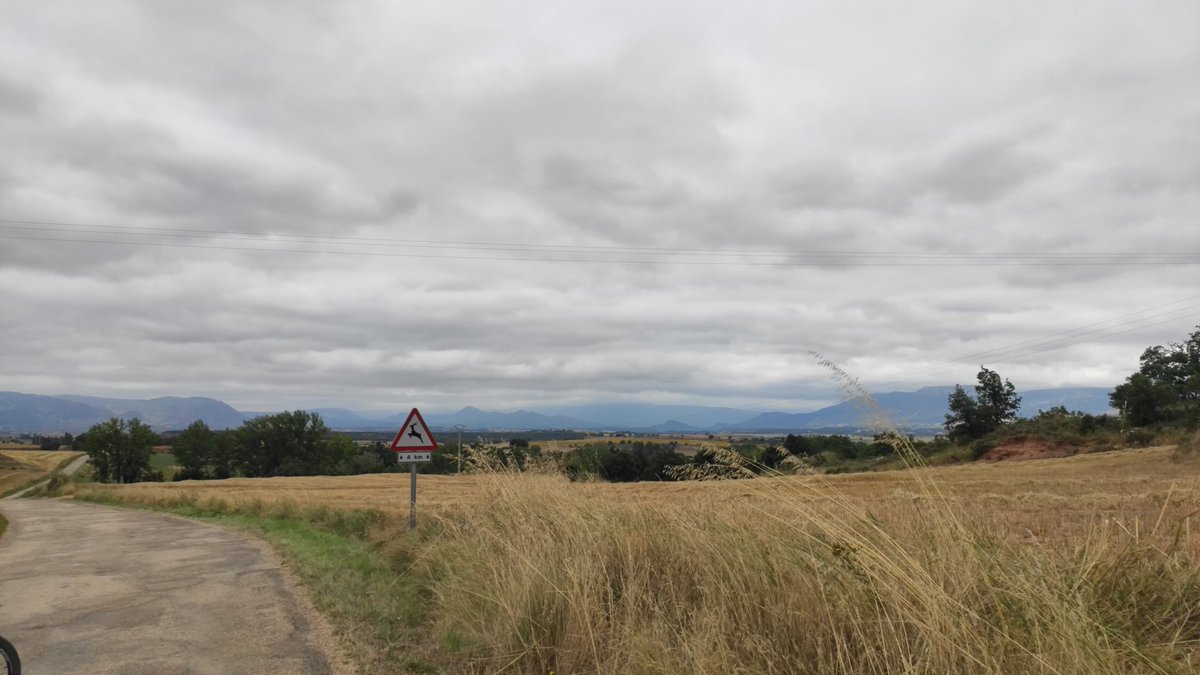 MeteoBureba's tweet photo. Día óptimo para la primera etapa de @VueltaABurgos 20°C a estas horas, con máximas de 27°C en la zona de la Bureba, con nubes y claros. No se espera lluvia apreciable. https://t.co/2w92BUjVCO