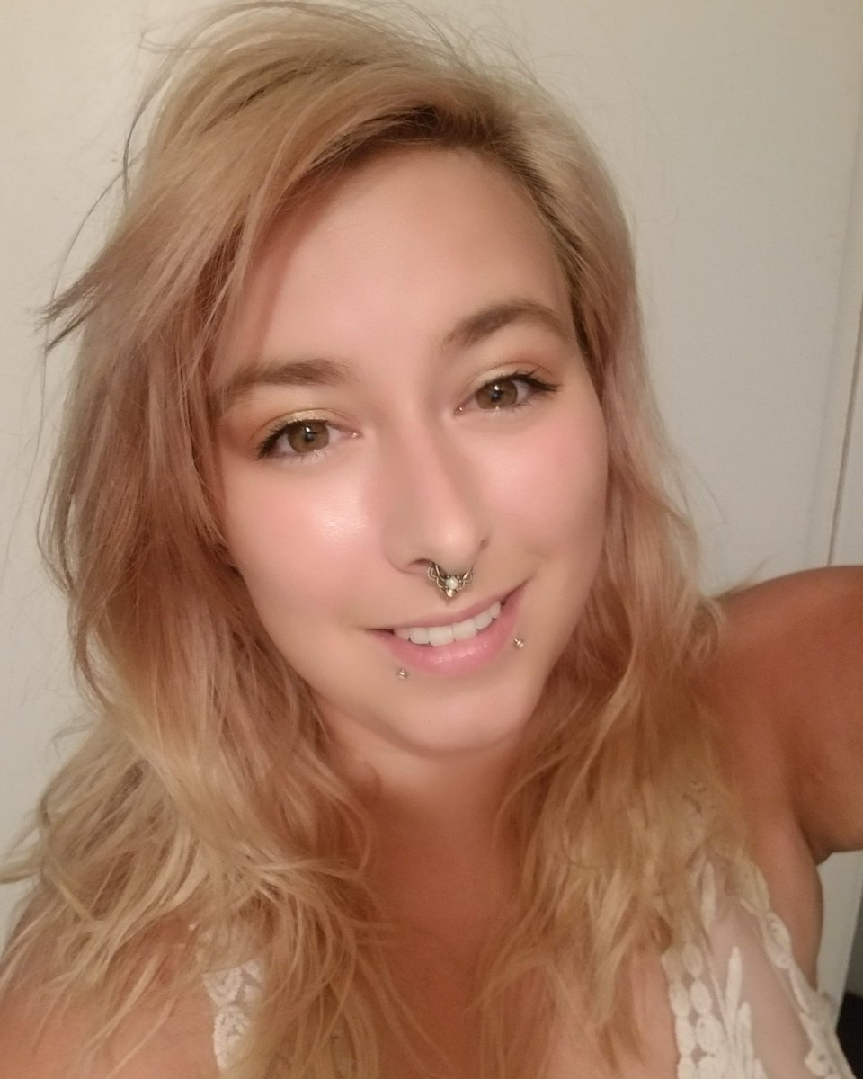 Vitkauskas3's tweet photo. I can look cute when I'm not in the woods 🤣 #onlyfansnewbie #OnlyFansPromo #onlyfans #makeup #blonde #piercing https://t.co/fFEm6k081X
