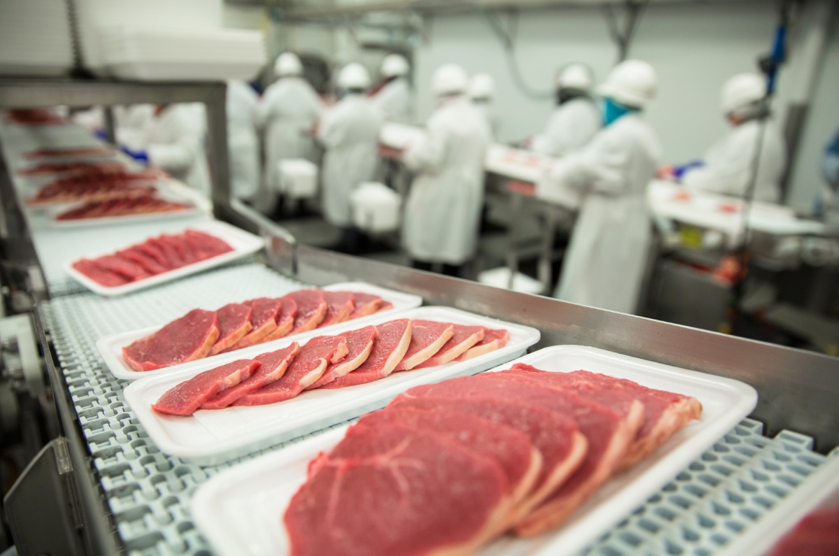 FGCarnico's tweet photo. La #SeguridadAlimentaria siempre ha sido un aspecto prioritario para productores, consumidores y autoridades del sector cárnico. 

Descubre cómo contribuye la industria cárnica a reducir el riesgo de contagio gracias a sus estrictos controles sanitarios. https://t.co/10d0Ljjk8m https://t.co/XGPp0FRHYL