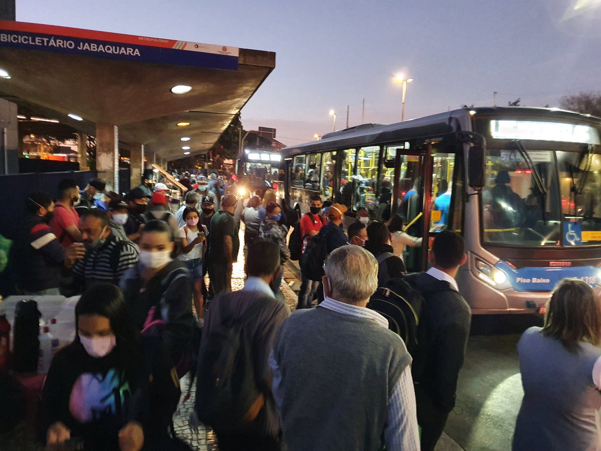 prpannunzio's tweet photo. Do lado de fora da estação Jabaquara, zona sul de SP. Às 6h20, os portões do metrô ainda não abriram. Sistema de ônibus absolutamente sobrecarregado. https://t.co/nN3oORlUdo