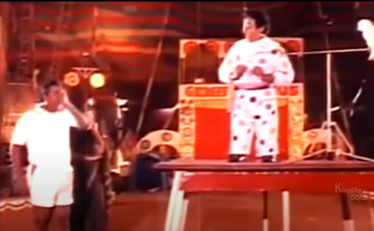 Editing-ஒரே ஷாட்டை ரெண்டு தடவ எடுத்து ஒன்னு சேத்துர்ப்பாங்க.சர்க்கஸ் கேலரில நடப்பாரு குழில நின்னுடுஇருந்த அவரு காலு  தெரிஞ்சிருக்கும் ஆனா தெரியாது.இதுல கமல் கால் தெரிற மாறி ஒரு ஷாட் எடுத்துட்டு அப்புறம் கமல் இல்லாம கேலரி மட்டும் ஒரு ஷாட் எடுத்து மிஸ்/MERGE பண்ணிருக்கலாம்.