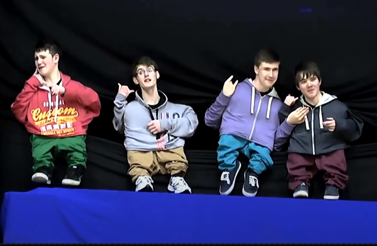 puppetry /artificial special leg - சில காட்சில அவரு கால் மேல கால் போடுவாரு.அதுக்குலாம் ஸ்ப்ரிங் அட்டச் பண்ண artificial காலு வச்சிருக்கலாம்.இல்லனா இந்த குழந்தைங்க ஷோல காமிக்கிற மாறி பின்னாடி வேறுஒரு ஆளு இருந்த கைல pant மாட்டிகிட்டு காலு மாறி காமிச்சிருக்கலாம்.