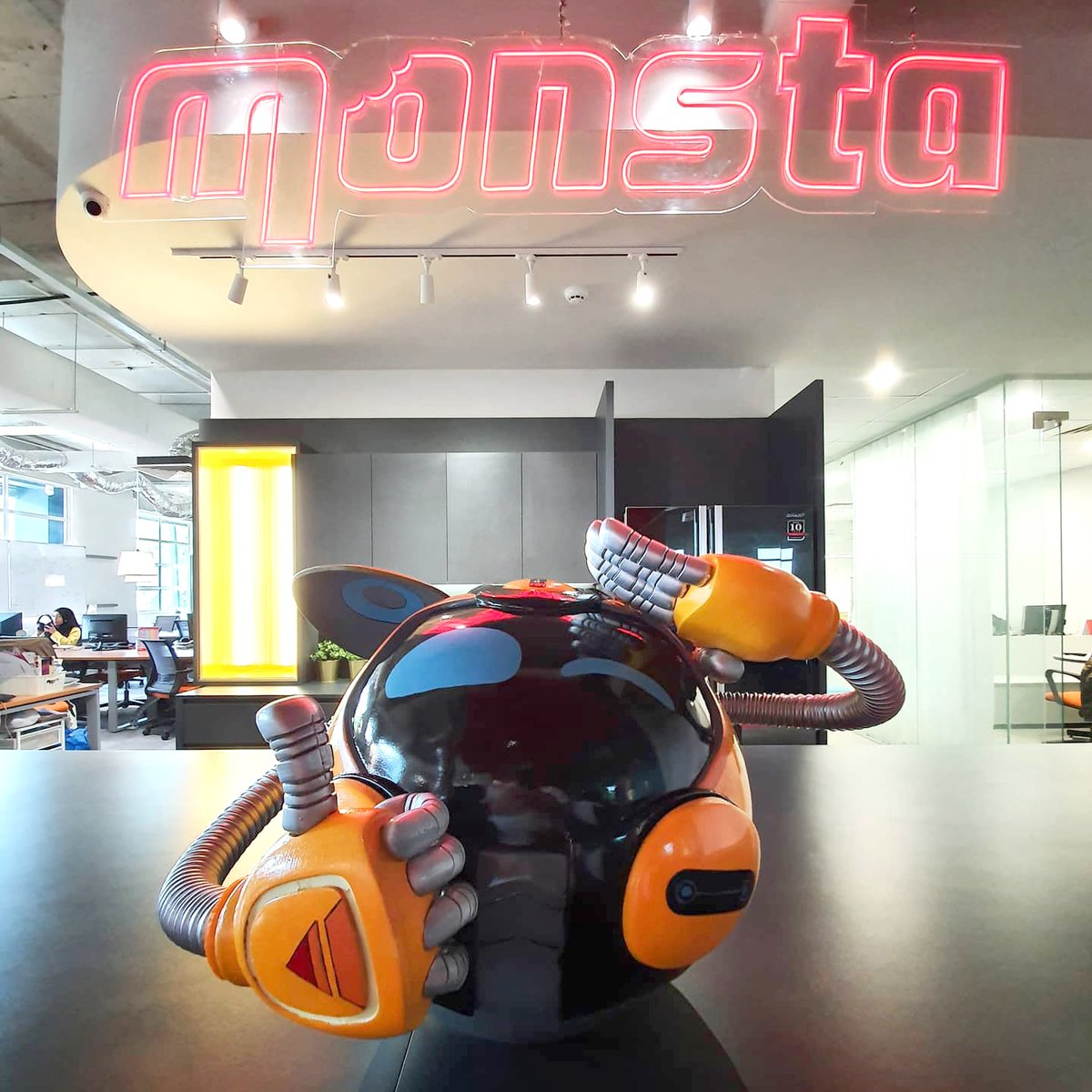 BoBoiBoy's tweet photo. Ochobot, reporting for duty at Monsta HQ!⚡
This Ochobot 1:1 scale model was built by Monsta's Development Team (Deepan, Zirul Mukmin, & Bryan)! Cool, right❓😆✨
(Source: Nizam Razak's FB https://t.co/oRJt4IrdxO )
#BoBoiBoy
#Monsta
#TeamMonsta https://t.co/iUMGiMuDDh