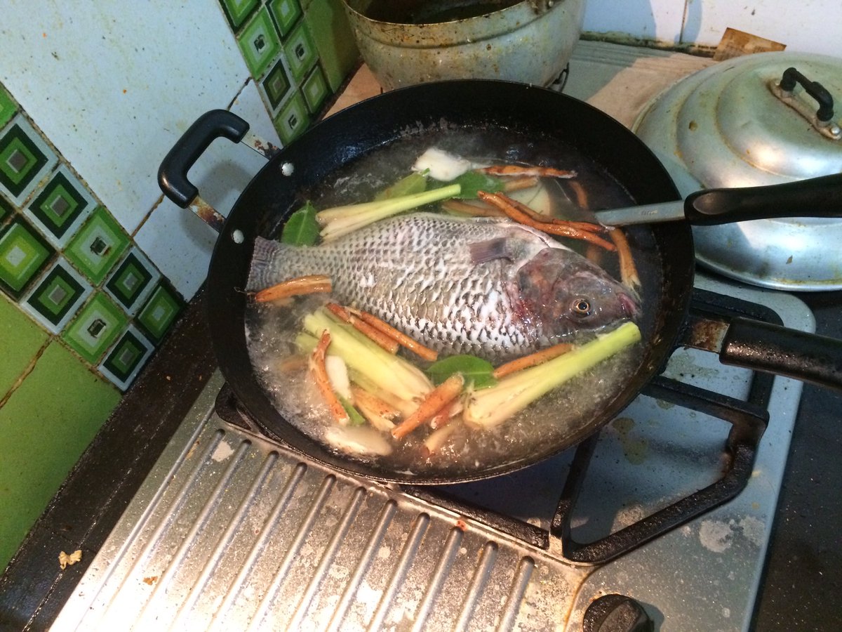 ทั้งบ้านบอกป๊าทำขนมจีนน้ำยาให้กินหน่อย😳😳จัดไปคุณลูกใช้กะทิสดเลยปกติใช้อัมพวาวันนี้คั้นเองเลยไม่ได้คั้นแบบนี้มานานแล้วน่ะต้มปลารอเย็นแล้วค่อยแกะปลาโขลกพริกแกงใส่กระชายเพิ่มรอดูผลงาน😁😁😁