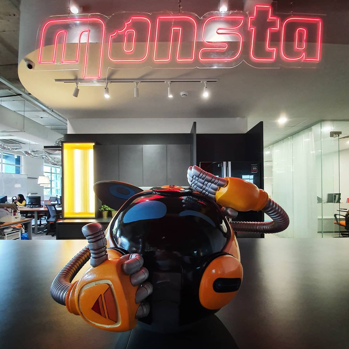 themonstastudio's tweet photo. Ochobot, reporting for duty at Monsta HQ!
This Ochobot 1:1 scale model was built by Monsta's Development Team (Deepan, Zirul Mukmin, & Bryan)! Cool, right?
(Source: Nizam Razak's FB https://t.co/q1OnTBPV3e )
#BoBoiBoy
#Monsta
#TeamMonsta https://t.co/F6ob2yezu1