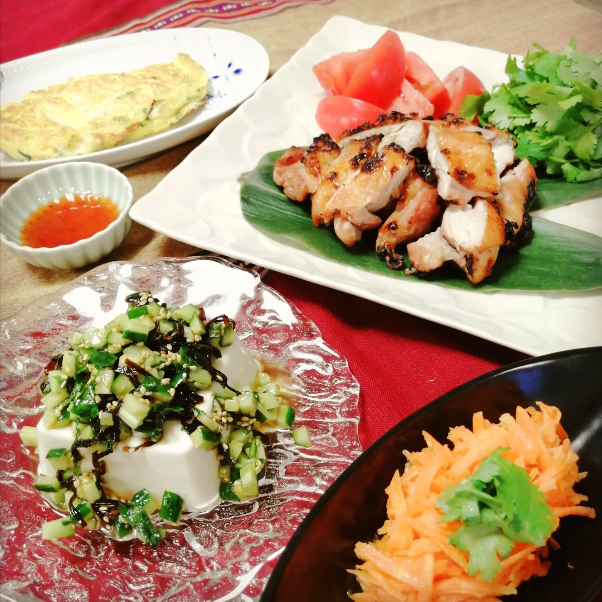 イラストレーター のびこ 今日の晩ごはん ガイヤーン トマトと パクチー タイ風卵焼き スイートチリソース にんじんサラダ 塩昆布と胡瓜のせ冷奴 タイ タイ料理 ガイヤーン タイ風 パクチー アジア料理 晩ごはん 晩酌 夕飯記録