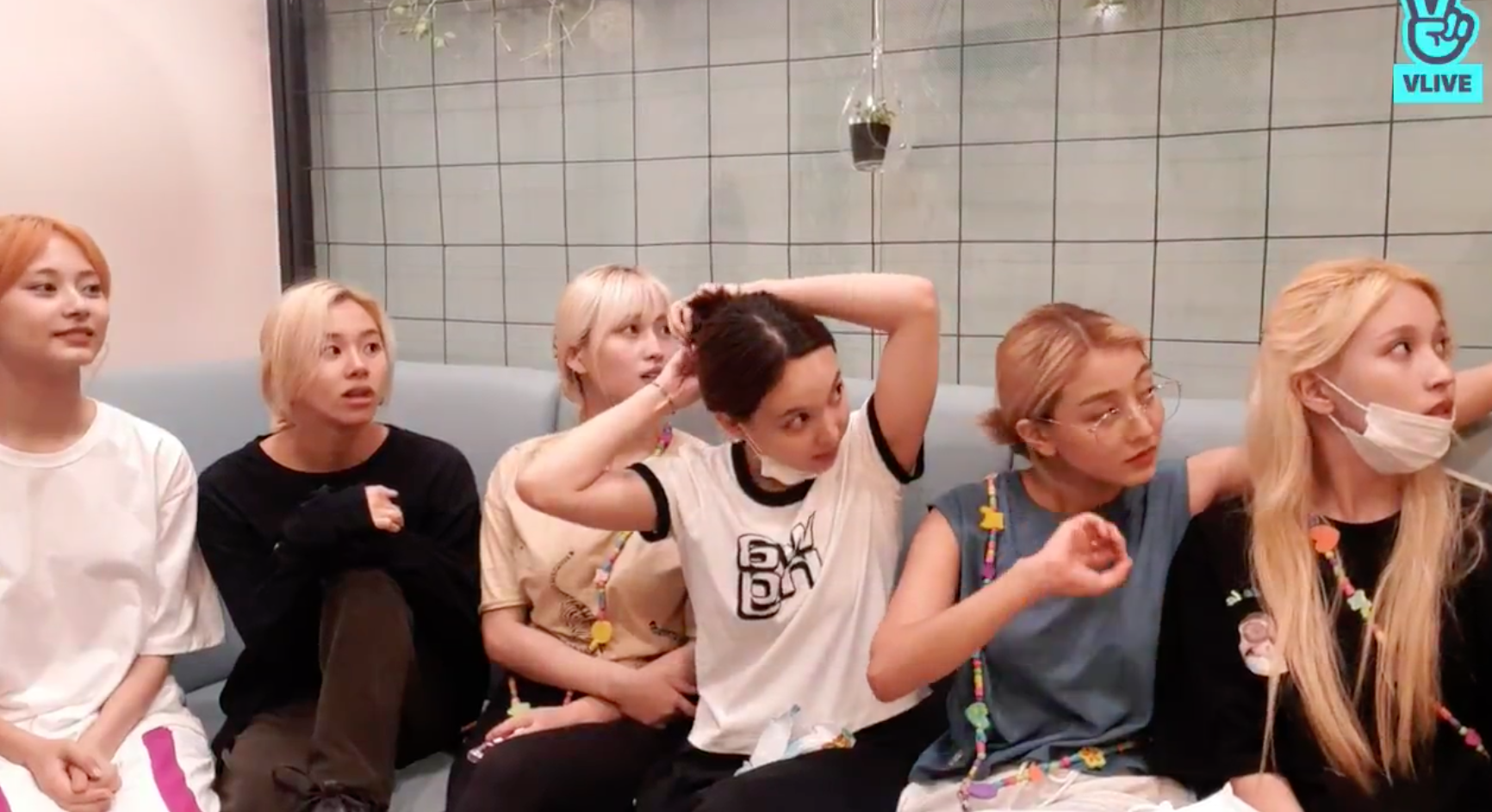 Misa ᴗ Twice Started A Surprise Vlive T Co P8jrwrbdnp Twice 트와이스 Jypetwice T Co Fe5in51wke Twitter