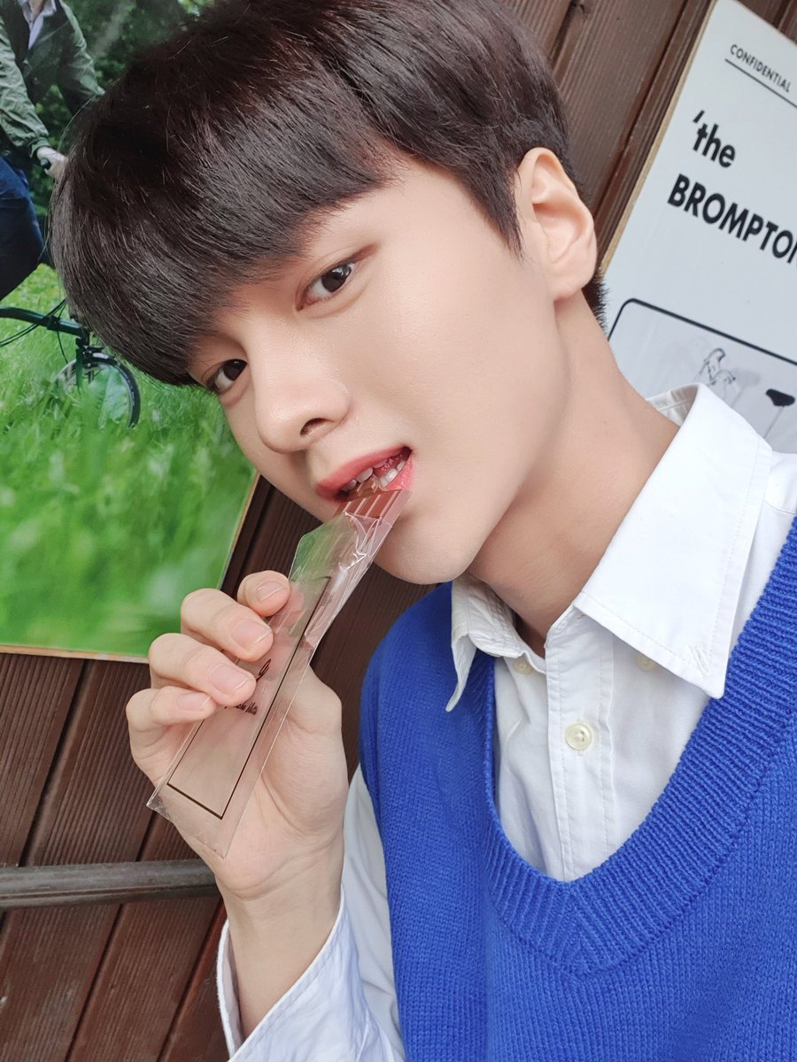 2. selfies/pics (brace yourself bcs this is going to be a lot)