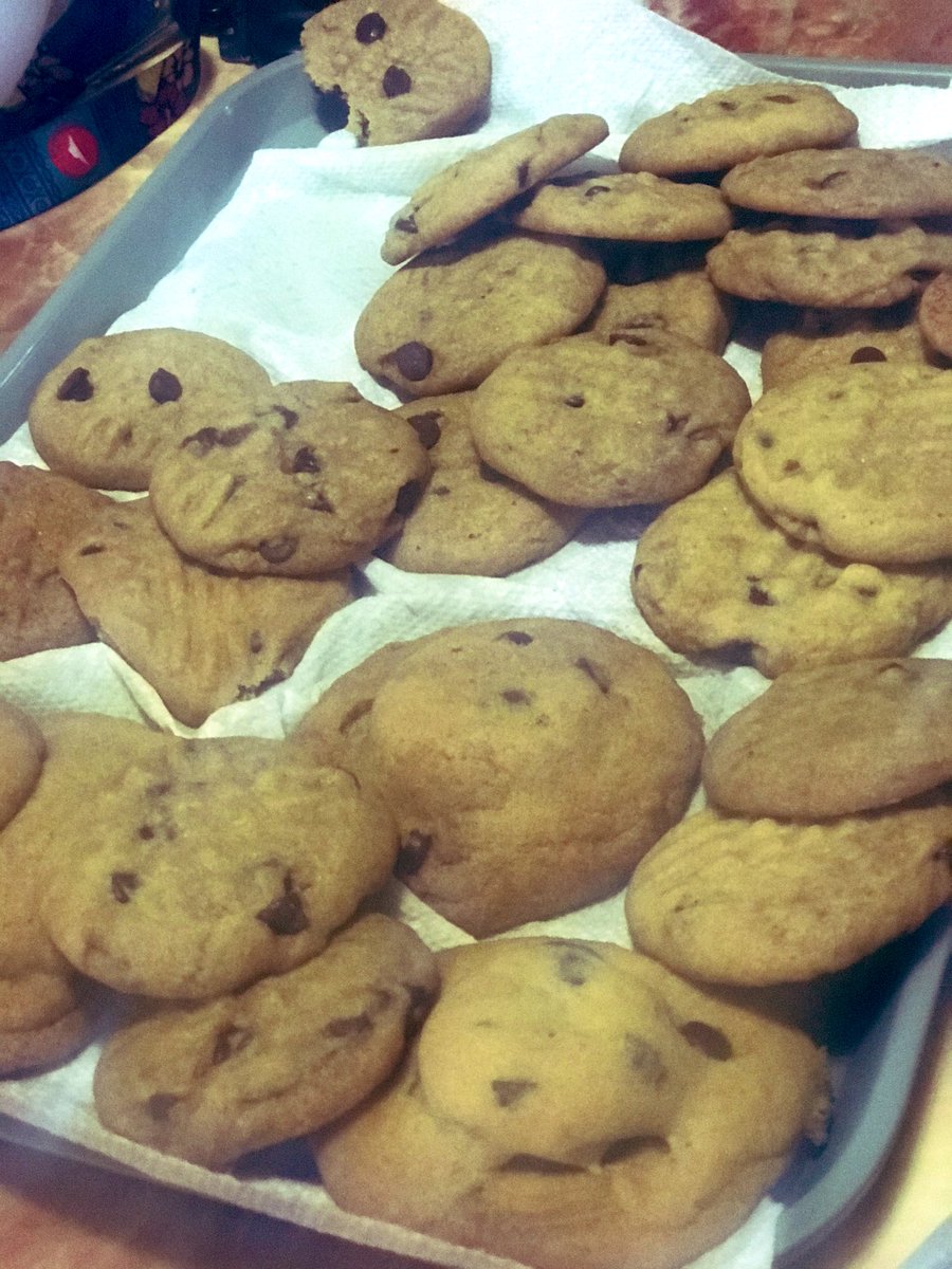 dorothy_tini's tweet photo. #WOW my last baking session for the 25 Hr Challenge was the bomb ! I got to add oreos in some of my cookies 🤤 https://t.co/w5J6nA9UIJ