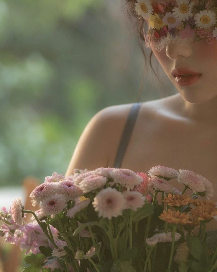 كم قطّر الورد النّدى في فمك؟
والشّمس كم أروى ضحاها دمك
والحسن كم ضمّك وكم لملمك
يهندس الفتنة على مبسمك! ⁦❤️⁩

# الفضول 
# دق القاع