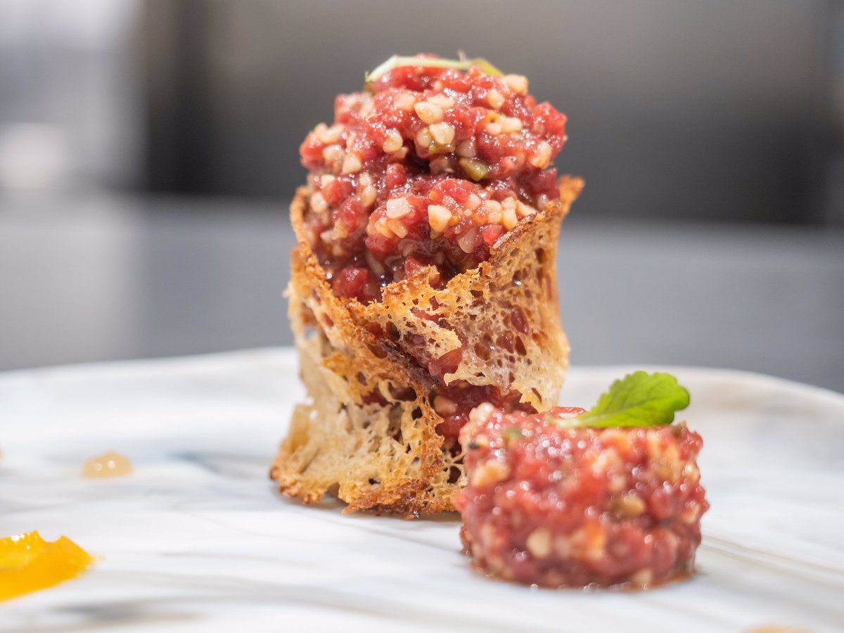 Si sois carnívoros, os perderá el #Tartar de vaca vieja, yema curada y gel de Riesling que elabora Begoña Fraire #Etimo. Intenso y equilibrado con un aliño especial y mucho cariño. 

Abrimos durante todo el verano! #restaurantesmadrid #steaktartar #vacavieja #verano #solesrepsol
