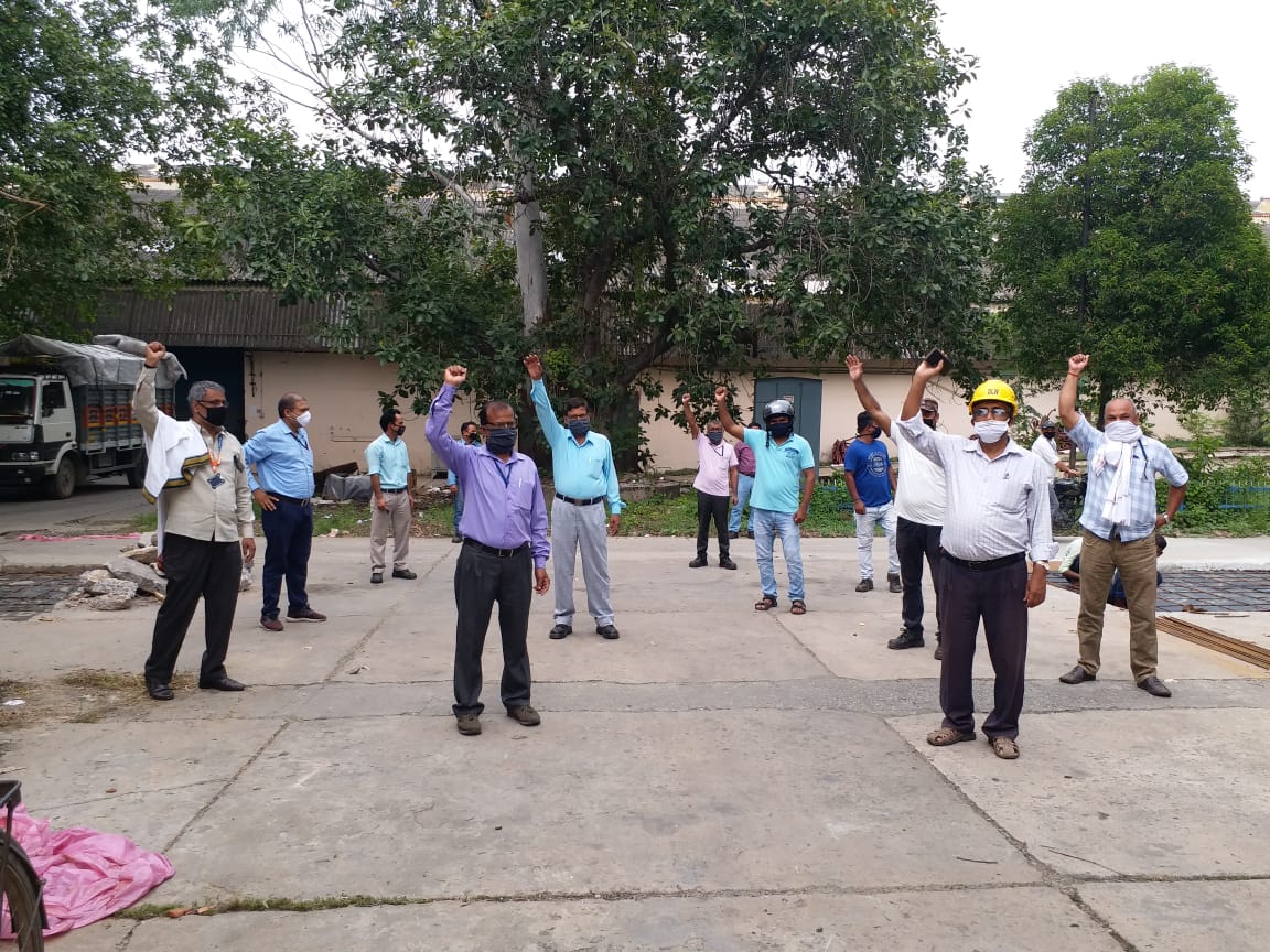 brmsunion's tweet photo. #SarkarJagaoSaptah -
24-30 July, 2020.
#StopPrivatisationSaveNation
#StopPrivatizatiOfRailway
#DLWKS #BRMS #BMSCEfeereduction
At DLW/Varanasi
@PMOIndia @PiyushGoyal @AmitShah @santoshgangwar @RSSorg @DattaHosabale @RailMinIndia @LabourMinistry @gscbms @BmsBojji @MazdoorSangh https://t.co/yzJwArk7tL