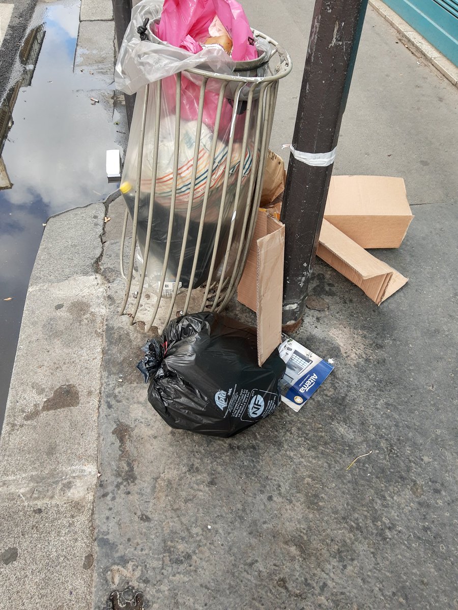 Leedeea7's tweet photo. @Mairie10Paris comment ça se passe ? tout les jours devant le 14 rue du château d'eau ça laisse des détritus des poubelles , a chaque fois signalé sur l'App #dansmarue ... on fait quoi ?! https://t.co/HeQbf74npc