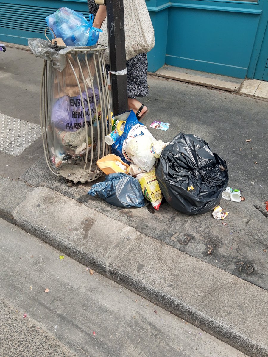 Leedeea7's tweet photo. @Mairie10Paris comment ça se passe ? tout les jours devant le 14 rue du château d'eau ça laisse des détritus des poubelles , a chaque fois signalé sur l'App #dansmarue ... on fait quoi ?! https://t.co/HeQbf74npc