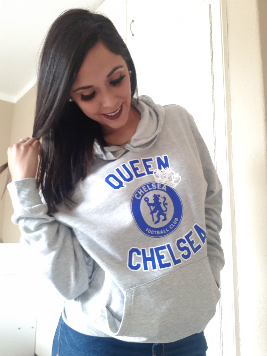 ChelsLee86's tweet image. its arrived🎉🎉🎉 
I'd like to think of myself as a Chelsea Queen LOL
@ChelseaFC 

#KTBFFH 
#BlueQueen