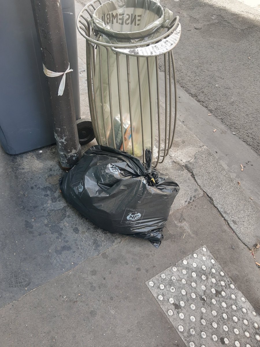 Leedeea7's tweet photo. @Mairie10Paris comment ça se passe ? tout les jours devant le 14 rue du château d'eau ça laisse des détritus des poubelles , a chaque fois signalé sur l'App #dansmarue ... on fait quoi ?! BIS https://t.co/9nznR4hADS