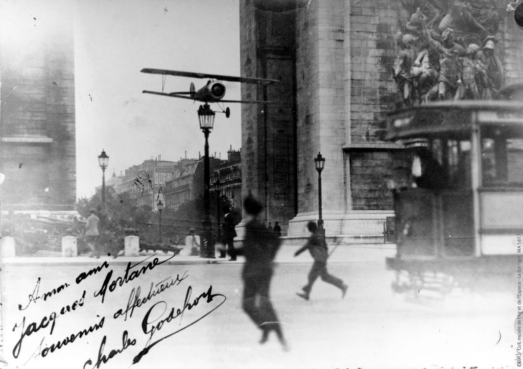 MuseeAirEspace's tweet photo. #CeJourLà #OnThisDay - Le 7 août 1919, Charles Godefroy effectue un passage sous l'@ArcDeTriomphe à bord d'un #Nieuport 11. Il proteste ainsi contre le défilé à pied des aviateurs le #14Juillet. https://t.co/GVhVVBmZci