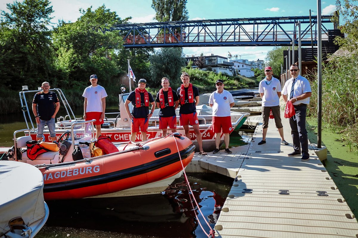 drksachsen's tweet photo. Werbung für eine gute Sache: 3 #Wasserretter der #Wasserwacht waren unterwegs auf der #Elbe für die Kampagne #SchauAuf von #DRK und #DLRG 📲 https://t.co/Maruib4Q8k

Mehr Fotos 📸 und Infos der Tour von #Dresden nach #Hamburg hier auf Facebook https://t.co/p2f6QNHdUK #SemperElphi https://t.co/u8oHfKOv35