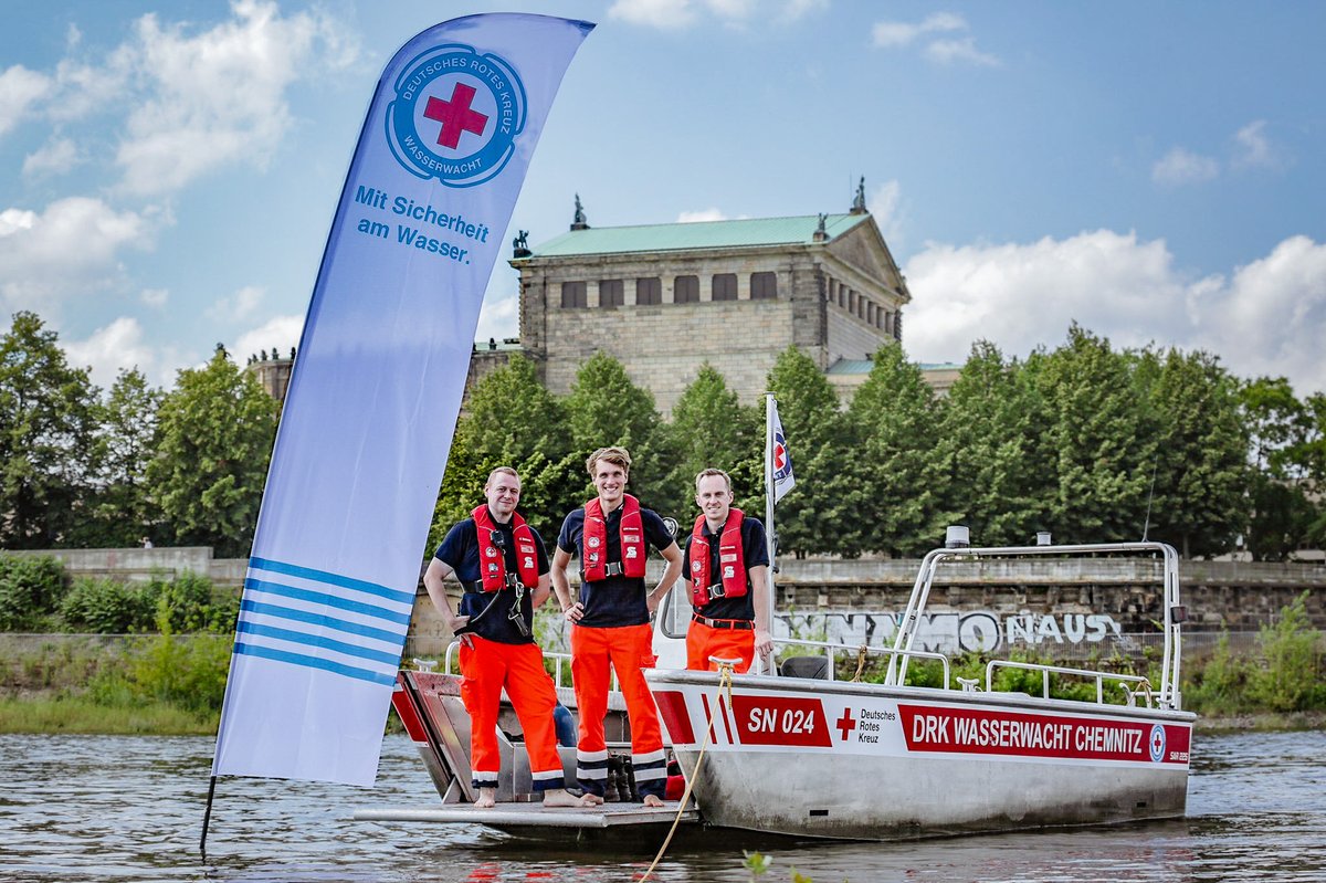drksachsen's tweet photo. Werbung für eine gute Sache: 3 #Wasserretter der #Wasserwacht waren unterwegs auf der #Elbe für die Kampagne #SchauAuf von #DRK und #DLRG 📲 https://t.co/Maruib4Q8k

Mehr Fotos 📸 und Infos der Tour von #Dresden nach #Hamburg hier auf Facebook https://t.co/p2f6QNHdUK #SemperElphi https://t.co/u8oHfKOv35