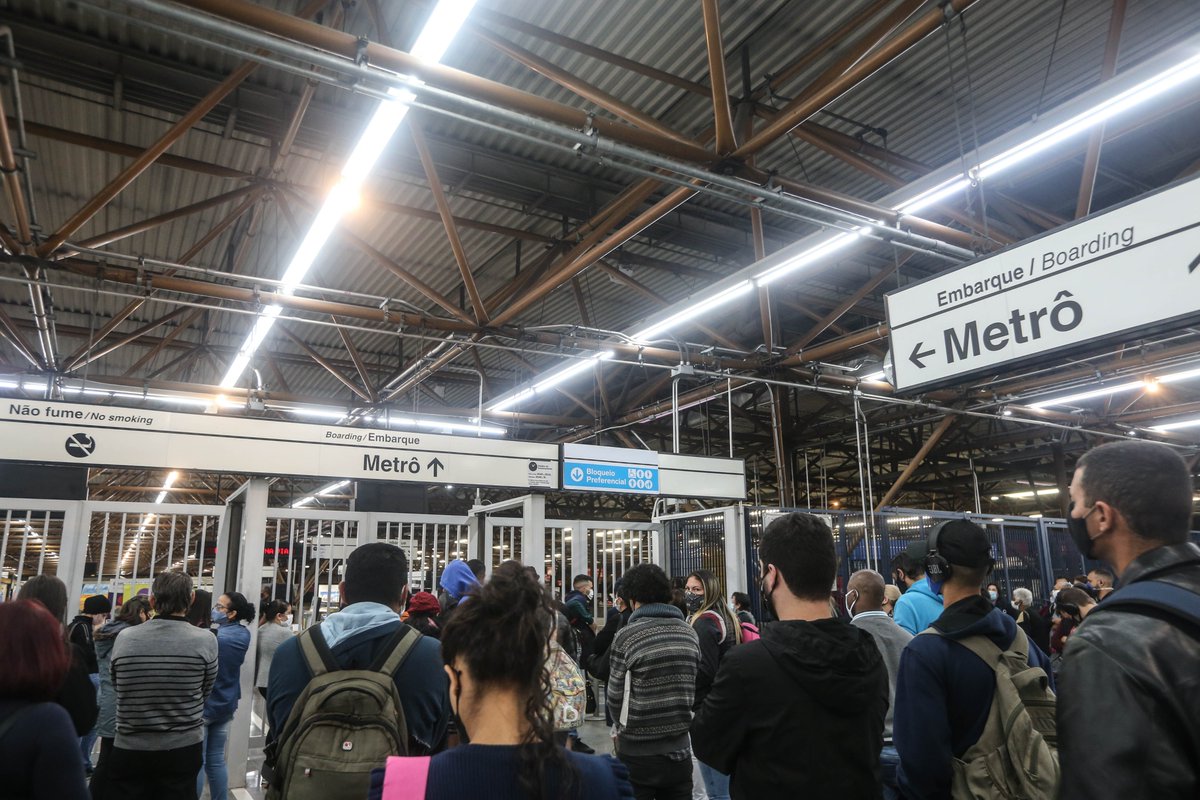 JoaoKer's tweet photo. Apesar de a greve dos metroviários ter sido suspensa na madrugada, 4 linhas do metrô de SP amanheceram paralisadas, com aglomerações nas estações, nos pontos de ônibus e tráfego intenso na capital. 

(📸Werther Santana / @Estadao)

Mais aqui: https://t.co/BLDbicOSgZ https://t.co/aKKocHPEmK