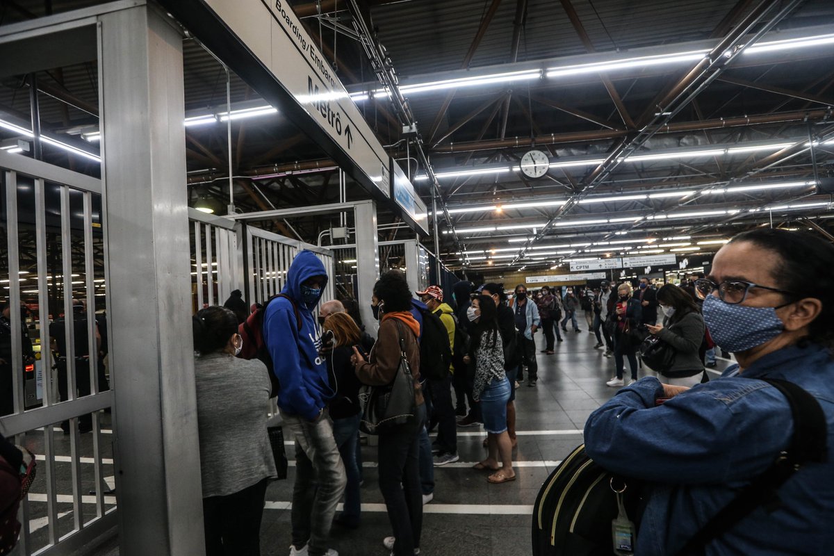 JoaoKer's tweet photo. Apesar de a greve dos metroviários ter sido suspensa na madrugada, 4 linhas do metrô de SP amanheceram paralisadas, com aglomerações nas estações, nos pontos de ônibus e tráfego intenso na capital. 

(📸Werther Santana / @Estadao)

Mais aqui: https://t.co/BLDbicOSgZ https://t.co/aKKocHPEmK