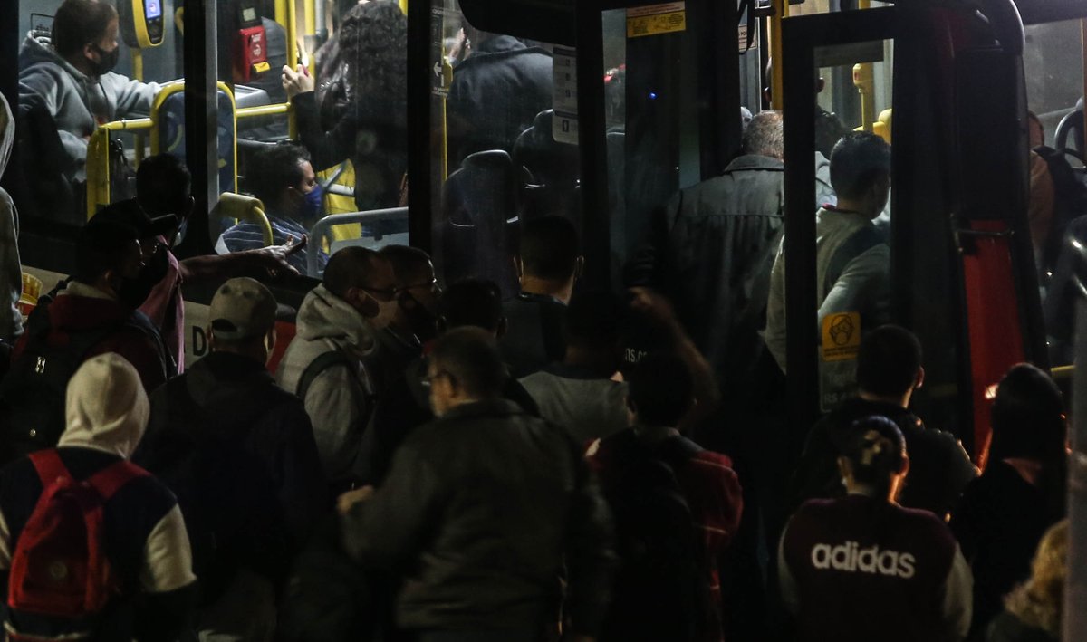 JoaoKer's tweet photo. Apesar de a greve dos metroviários ter sido suspensa na madrugada, 4 linhas do metrô de SP amanheceram paralisadas, com aglomerações nas estações, nos pontos de ônibus e tráfego intenso na capital. 

(📸Werther Santana / @Estadao)

Mais aqui: https://t.co/BLDbicOSgZ https://t.co/aKKocHPEmK
