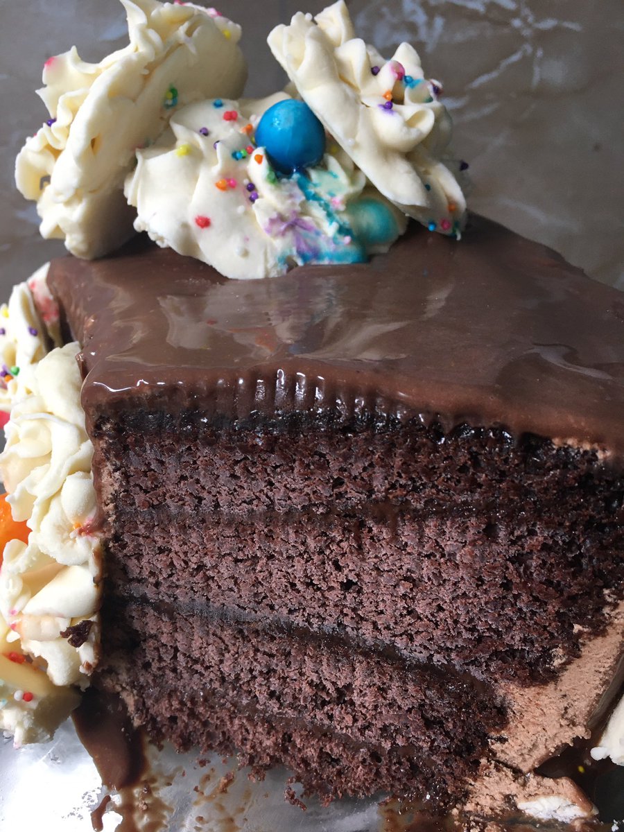 doll_poly's tweet photo. #Wow25HrChallenge 

Wooow, moist cake for a cold milk 🤩. Glad to share with my MKO, none other than Aunty Mali 💕 https://t.co/0CIT69VlYT