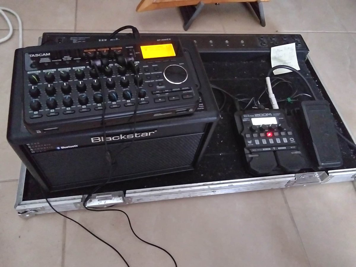 Cacharros y más cacharros para seguir amasando las nuevas canciones.