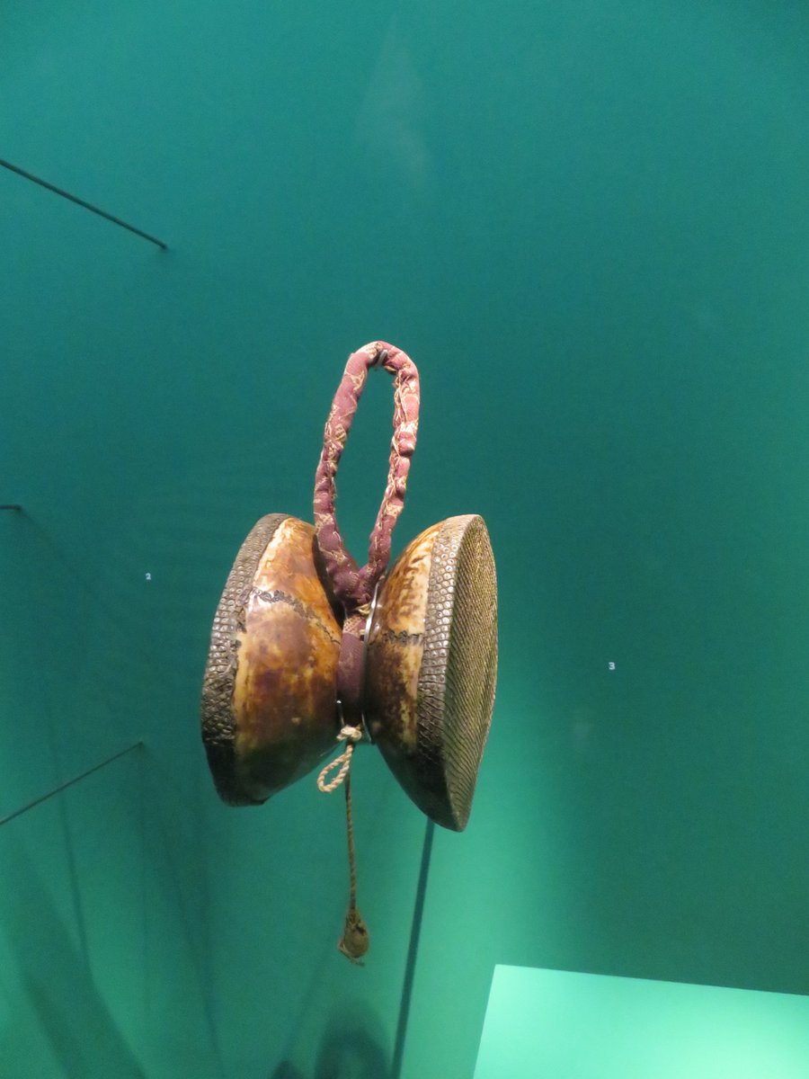 Bon je ne reviendrais pas là dessus j'en ai déjà fait un thread conséquent en 2019. Les plus alertes auront peut-être vu d'ailleurs deux pièces au musée confluence il y a peu : Un kapala sur socle et ce petit instrument de musique composé de deux calottes crâniennes. Photo perso