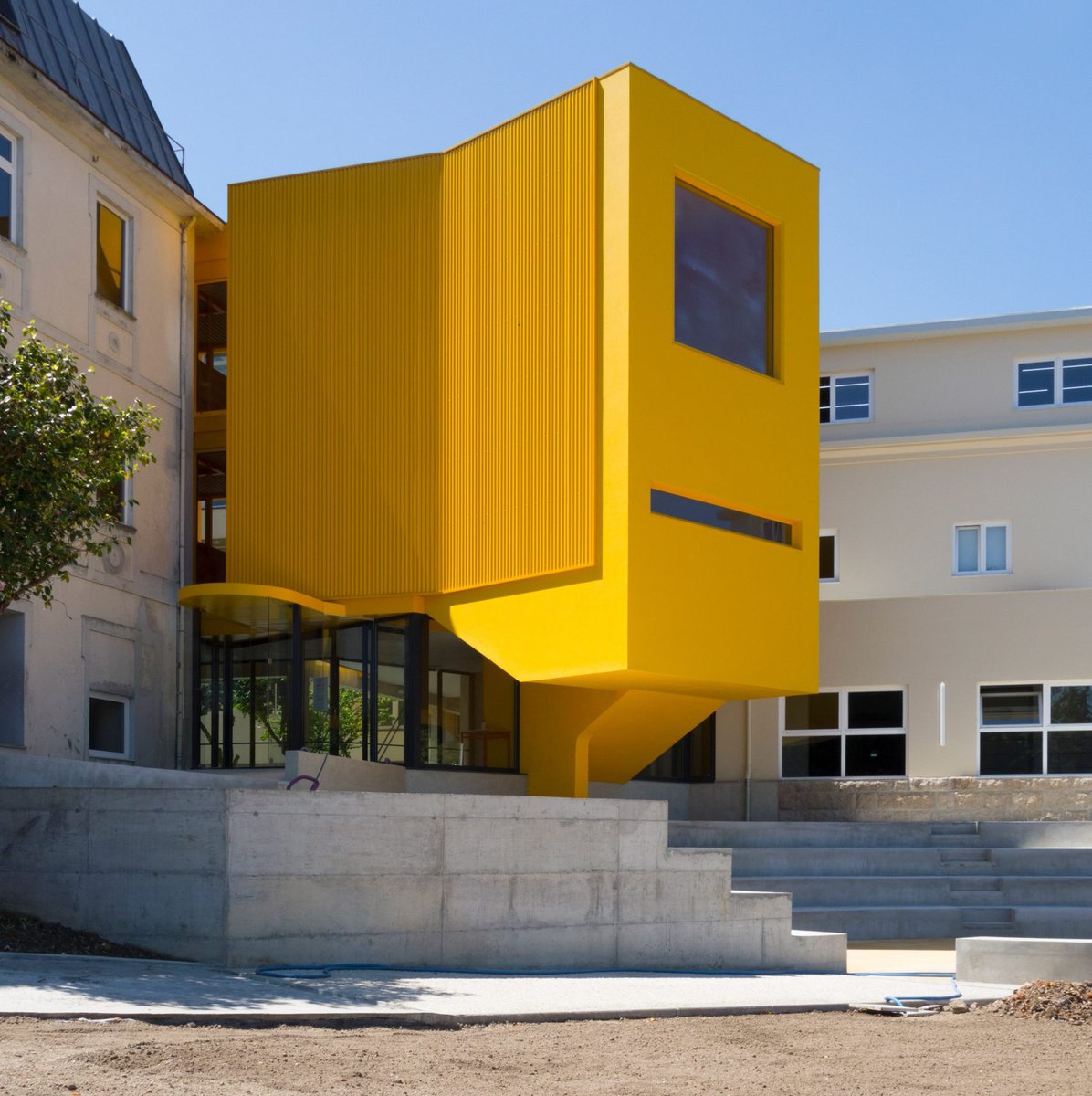 Classroom blocks connection at the Artave music school - Author: Aurora Arquitectos @auroraarquitectos
·⁠
📷: Aurora Arquitectos

dezeen.com/2020/07/24/aur…