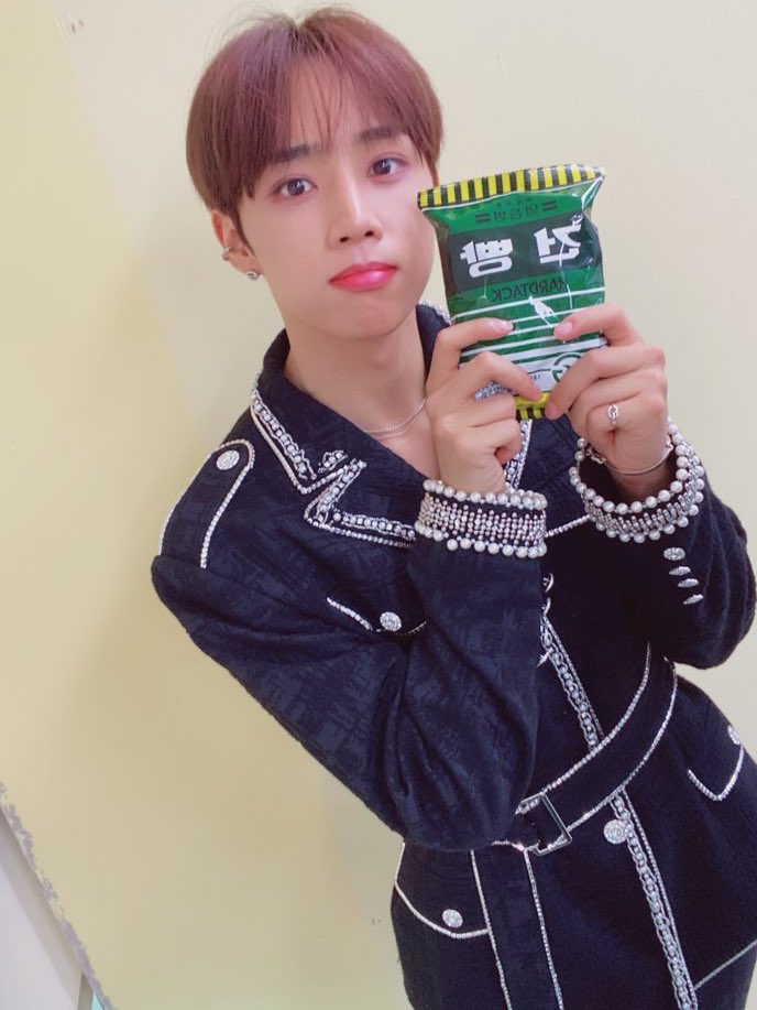 WE_THE_BOYZ's tweet photo. [선우] 건방진 선우 vs 건빵 쥔 선우 
더비의 선택은? https://t.co/K36e3sHYEN