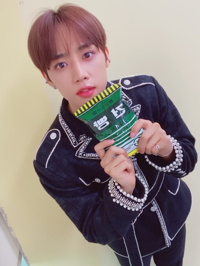 WE_THE_BOYZ's tweet photo. [선우] 건방진 선우 vs 건빵 쥔 선우 
더비의 선택은? https://t.co/K36e3sHYEN