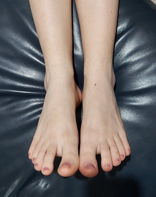 Starting to do more foot fetish content ?
#femboy #sissy #gay #onlyfans #foot #feetpicforsale #footfet?sh