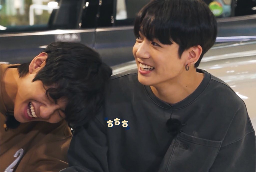 koosmostae's tweet photo. the amount of happiness and cuteness radiating from taekook, it’s a good day. https://t.co/XC0IUbBRXR