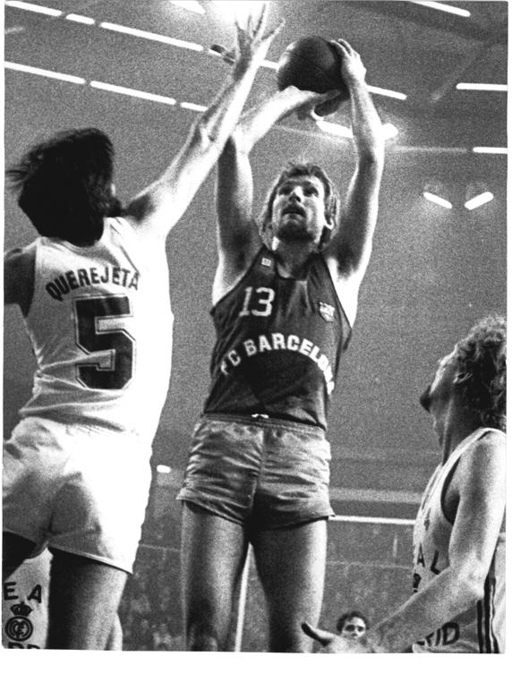 AgrasFernando's tweet photo. #PÍVOTS de la antigua #LigaNacional 1979/80 #BobGuyette & #MikePhilips la última temporada del 1° y la primera del 2°, a quien sustituiría en el #Barça en la 80/81 #baloncestochentero https://t.co/ZdimNAJRju