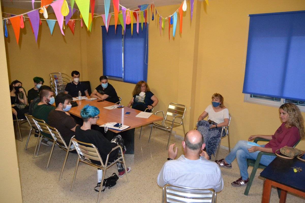 Podemos_SevEste's tweet photo. El miércoles pasado, varios miembros del círculo, acudimos al acto sobre el colectivo LGTBI organizado por los compañeros del Círculo de Literatura. Allí, se debatió sobre la discriminación que sufren los miembros del colectivo, en concreto las personas intersexuales. https://t.co/XXO3Wm5W7y