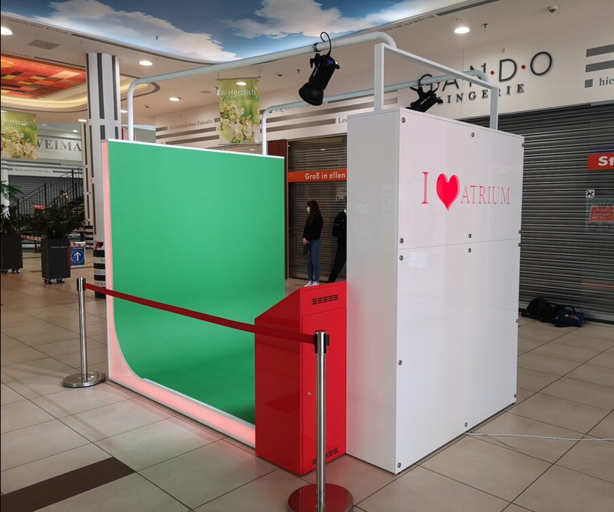 stoiskocom's tweet photo. Selfiebox - pierwsze tego typu stoiskiem w naszej karierze – wykonane jako mebel promocyjny dla galerii handlowej w Niemczech. https://t.co/mAEU8xxHKT