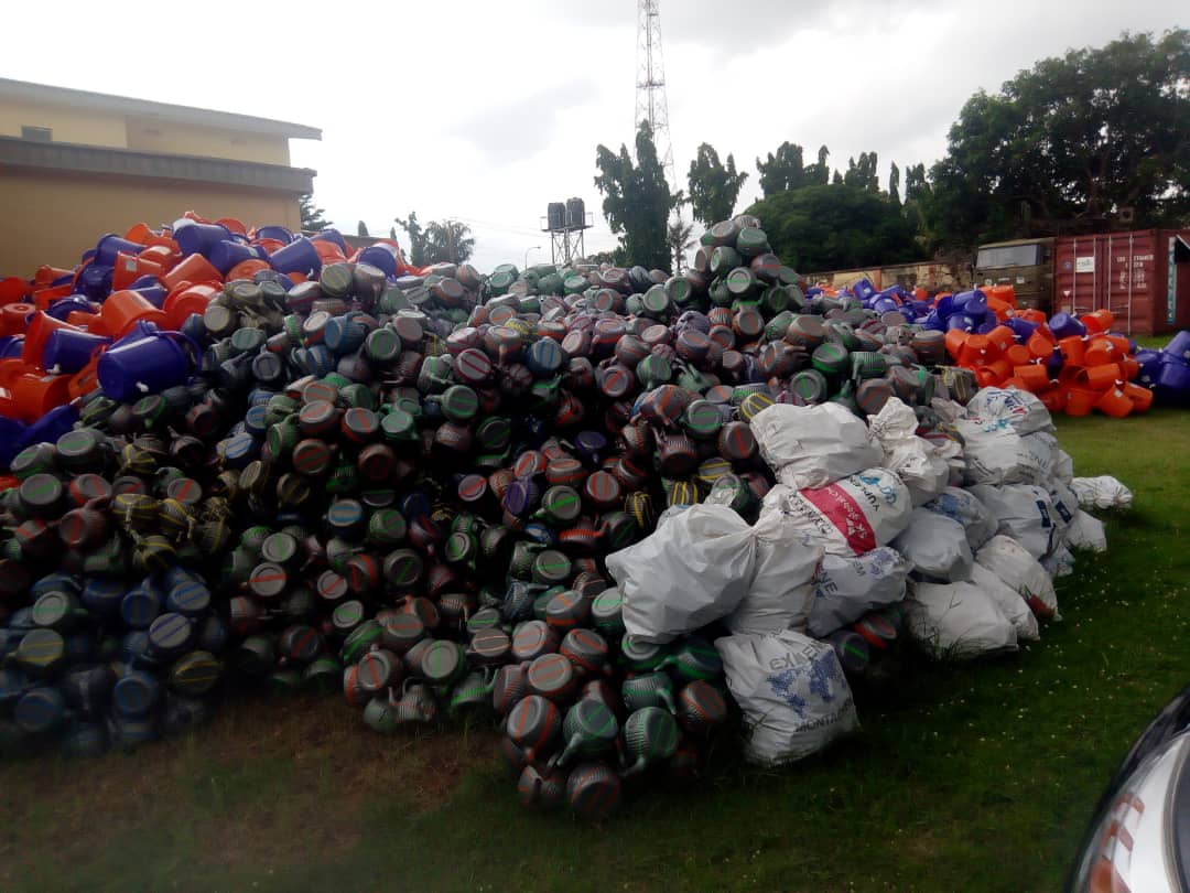 FMWR_Nigeria's tweet photo. #FightCOVID19, #HappeningNow: BERWASSA MAKURDI Official Flag-off/Handing over Ceremony of #WASH Kits and #handwashing Stations as #COVID19Intervention to the IDPs in Benue State by Her Excellency, First Lady of Benue State, Dr. Eunice Orton.
@UNICEF_Nigeria
#berwassa https://t.co/W6IiSCqGRZ