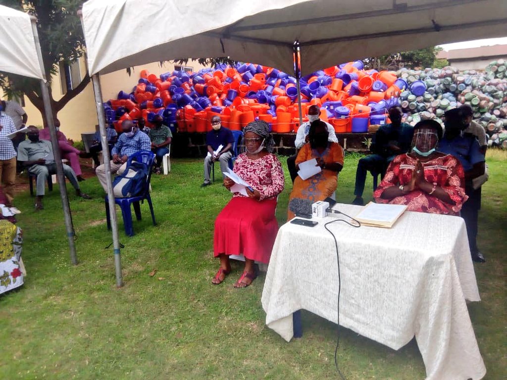 FMWR_Nigeria's tweet photo. #FightCOVID19, #HappeningNow: BERWASSA MAKURDI Official Flag-off/Handing over Ceremony of #WASH Kits and #handwashing Stations as #COVID19Intervention to the IDPs in Benue State by Her Excellency, First Lady of Benue State, Dr. Eunice Orton.
@UNICEF_Nigeria
#berwassa https://t.co/W6IiSCqGRZ