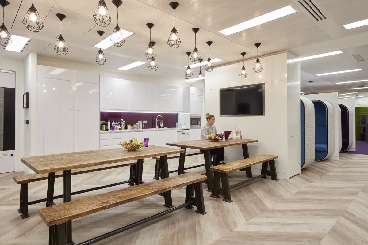 OfficeRelocate's tweet photo. A perfect spot for the morning cup of tea while catching up with your colleagues! ☕💬

What do you think of this kitchen?

#interactivespace #design #designinspiration #kitchendesign #officedecor #officefurniture #officedesign #workspace #blastfromthepast #london https://t.co/5id6L4YFck
