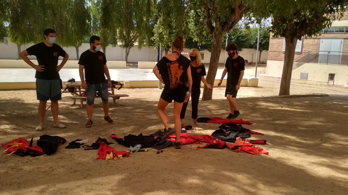 Mansuetsdefoc's tweet image. Avui hem visitat el casal d’estiu a l'escola Pérez Sala de VdM i hem fet un taller de 👉🏽Com s’ha de vestir un diable per a poder fer un correfoc!! Els nens i nenes del casal ens han ajudat moltíssim, moltes gràcies! 🥰😈🔥💥 #diables #mansuetsdefoc #vdm #casaldestiu @naifarlleure
